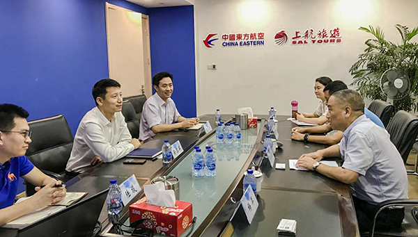 7月9日，集團公司董事長李漢東、副總經(jīng)理龔勇一行前往上航假期國際旅行社總部，拜訪上航假期總經(jīng)理靳黎軍，雙方就下一步開展更加深入的合作進行了洽談。市場營銷部、經(jīng)營管理部相關(guān)負責(zé)人陪同參加。.png