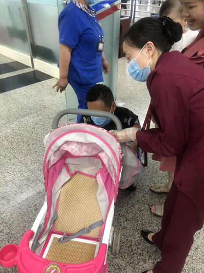 圖片1.png“真情服務”是讓旅客更加安心、放心、舒心的出行。行查室作為部門進港服務的最后一個環(huán)節(jié)，在日常工作中也很注重服務細節(jié)。6月10日，行查室工作人員幫助旅客打開嬰兒車，為她排憂解難。.png