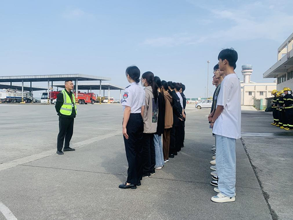 綿陽機場安檢站對閬中機場、民航校  實習生開展軍訓.png